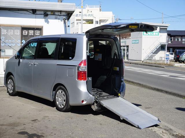 福祉車両GLセレクションのウェルキャブ車車いす仕様車電動スロープ車いす2脚